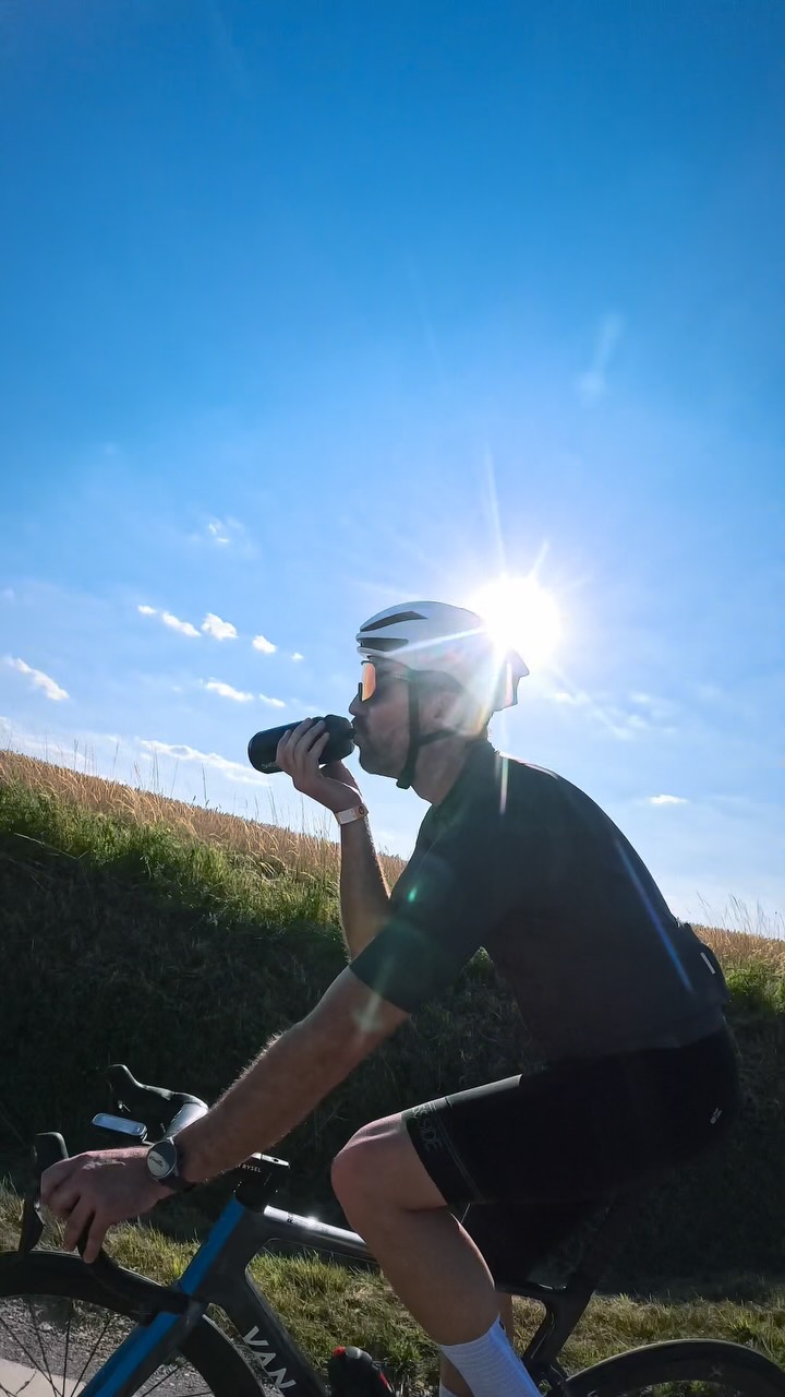 Richtig schöner Group Ride mit @der_baranski & @grischa_buffalo 🥰✊

Teile der Strecke der @challengeroth abgefahren, danach Pizza & Bier. Der perfekte Abschluss für den ersten offiziellen Messetag im Rahmen des wohl größten Triathlon-Events des Jahres.

Sponsored by @profile_design | @ryzon_apparel | @swissside | @powerbar

#challengeroth #triathlon #ridebikes