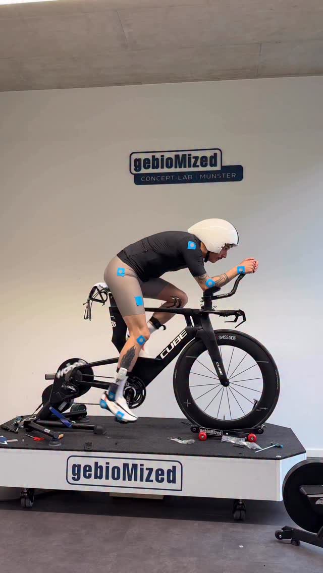 #bikefitting bei gebioMized ist einfach nochmal ne andere Nummer. Ich hab vorher ernsthaft nur 15% der Sattelfläche genutzt und nach dem Fitting 40%! 

Was das alles mit Kraftübertragung, Komfort und Sicherheit auf dem Rad zu tun hat, kann sich jede und jeder die Rad fährt ganz gut vorstellen. So eine große Verbesserung kann kein Aero Gadget leisten. 

Danke an das gesamte @gebiomized Team und vor allem ab @nitti_rides_bikes fürs fitten. 🔥🔥🔥

Noch 75 Tage bis zum Bonn Triathlon und damit meiner ersten Mitteldistanz seit 2.5 Jahren 😬😬😬. 

#atriathleteslife #triathlon #gebiomized #triathletes