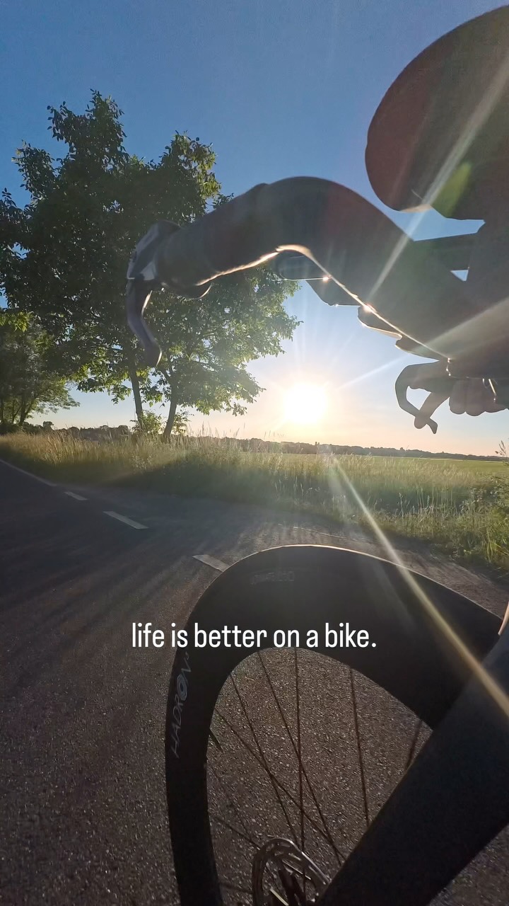 Mal was Echtes für zwischendurch ☀️🚲🥰

Sundowner powered by @bix_nutrition | @bixhydration.de.at | ad 💚

#atriathleteslife #triathlon #lifeisbetteronabike #TT #triathletes
