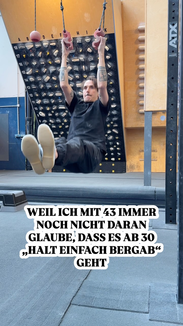 Lasst euch nix erzählen, nix geht bergab, wenn man das nicht zulässt. Ganz ehrlich - ich bin jetzt fitter als mit 30. 
Konstantes Training ist halt einfach der 🔑. 

Auch wenn ich manchmal nur kurz dazu komme, macht’s am Ende die Regelmäßigkeit. Die Erfolge kommen vielleicht nicht so super schnell, aber sie kommen. Und das fühlt sich richtig gut an. 

Bald Spagaaaaat 💪 (hoffentlich 😂)

#fitbleiben #fitüber40 #fitover40 #longevitytips