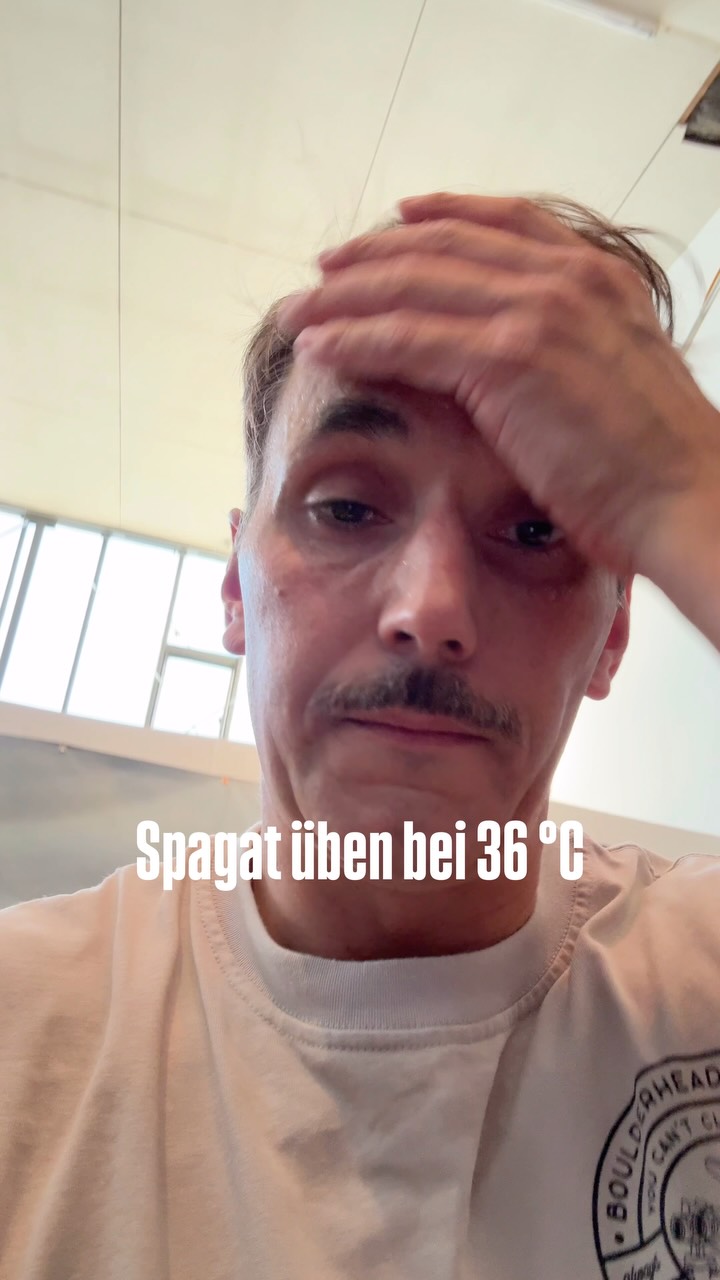 Mit 43 Spagat lernen?
Sieht doch schon ganz gut aus, oder? Gehe aber lieber erst nächste Woche wieder in die Halle. 

🥵🥵🥵🥵 viel zu krass. 

Jemand gute Tipps für Spagat Training? 

#atriathleteslife #fitover40 #spagat