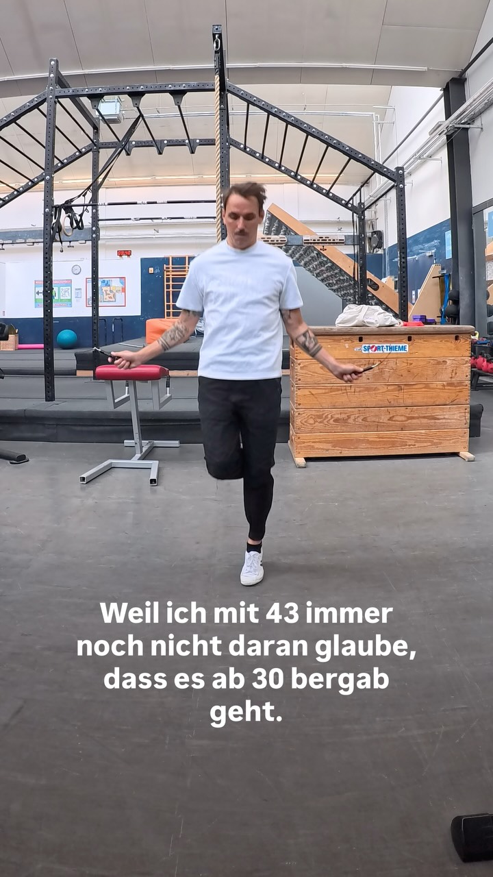 Ab 30 geht nix automatisch bergab.

Die Wissenschaft zeigt: Der größte Leistungsverlust entsteht nicht durch das Alter selbst, sondern durch Inaktivität. Kraft, Ausdauer und Muskelmasse lassen sich bis ins hohe Alter erhalten - und mit dem richtigen Training sogar weiter verbessern.

Nicht das Alter entscheidet. Sondern halt die Gewohnheiten. Es ist oft super schwer dran zu bleiben und ich hab so oft kein Bock. Aber ich will mit 75 noch Radfahren und Wandern und selbstbestimmt leben und sowas alles. 

Also gilt: weiter, einfach immer weiter. Jede kleine Aktivität hilft ✊. 

#atriathleteslife #fitoverforty #fitover40