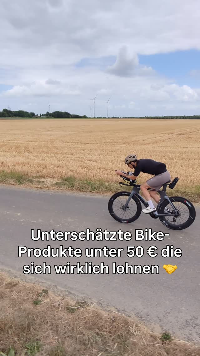 Unterschätzte Bike-Produkte unter 50 €

CO₂-Inflator
Klein, leicht und nach einer Panne schneller wieder unterwegs - statt ewig mit der Minipumpe zu kämpfen.

Drehmomentschlüssel
Eine Anschaffung, die teure Komponenten schützt und mehr Sicherheit beim Schrauben gibt.

Hochwertige Trinkflasche 
Kein Auslaufen, kein Plastikgeschmack und deutlich angenehmer zu trinken – gerade bei intensiven Einheiten.

Gute Sitzcreme
Muss ich nicht erklären 🍑😁

Multitool
Passt in jede Trikottasche und kann unterwegs den Tag retten.

Weitere Kandidaten:

* Gutes Licht
* TPU-Schlauch (ersetzt die Vorteile von Tuneless fast komplett, wenn man Schläuche einfach lieber mag)
* Reifenheber
* Pulver & Gels 
* Satteltasche
* Überschuhe (gerade unvorstellbar 😂♨️)
* Ventilverlängerungen
* Helmuntermütze (nimmt den Schweiß gut auf oder wärmt, je nach Jahreszeit)

Was fehlt noch? 

#atriathleteslife #triathlon #radfahren #cycling