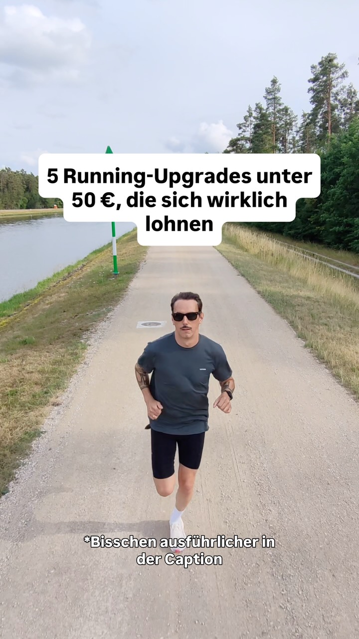 5 Lauf-Essentials unter 50 €, die meine Läufe angenehmer machen 🥰 - und auf geht’s: 

1. LAUFGÜRTEL - so ab 25 €

Für meine normalen Trainingsläufe bis ca. 15–20 km perfekt.Handy, Schlüssel, Gels - und sogar eine Softflask passen rein.

Kein Rucksack, nichts in der Hand und trotzdem alles dabei.

2. SOFTFLASK - ab ca. 8 €

Für mich mittlerweile Standard.
Eigene Getränkemischung rein, unterwegs bei Bedarf mit Wasser auffüllen.
Und wenn sie leer ist: zusammenknüllen und easy im Laufgürtel verstauen.

3. GUTE LAUFSOCKEN - ca. 10 €

Klingt banal, macht aber einen riesigen Unterschied. Hab welche von Decathlon, die sind super. 

Gute Laufsocken transportieren Feuchtigkeit besser ab und reduzieren Reibung.
Weniger Blasen, weniger Stress an den Füßen - und bitte keine Baumwollsocken beim Longrun. Auch die Fußnägel bedanken sich. 

4. LEICHTE RUNNING CAP - ca. 35 €

Meine ist z. B. von SAYSKY.
Super leicht, schützt vor Sonne und hält den Schweiß ein bisschen aus dem Gesicht.

Bei Hitze: Cap komplett nass machen und weiterlaufen. Hält bei 38 Grad nur kurz, aber auch kurz ist schön 😂. 

5. ANTI-SCHEUER-GEL - ca. 15 €
Ich nutze 2nd Skin von pjuractive.
Vor längeren Läufen auf die gefährdeten Stellen und gut ist. Ihr wisst schon warum. 

Alles unter 50 € - und alles Zeuch, dass ich wirklich regelmäßig benutze.

Was fehlt auf meiner Liste?

🙌🙌🙌

#atriathleteslife #laufen #vaseline