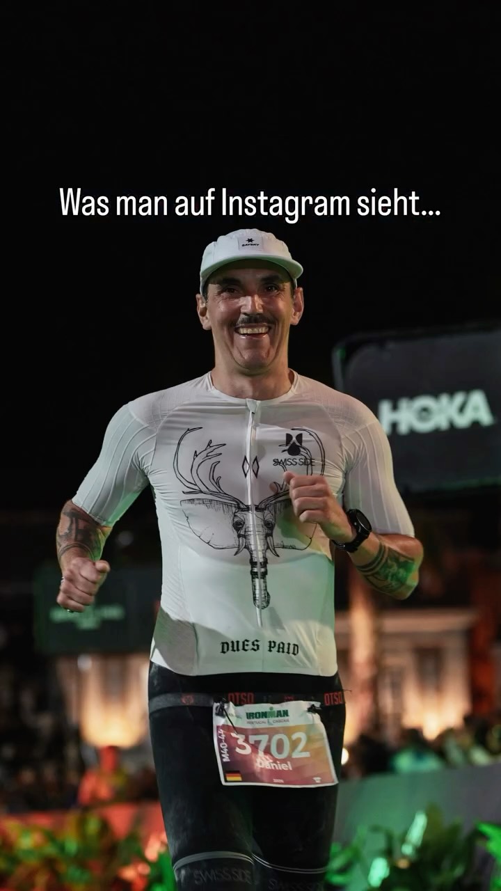 /ANZEIGE - Hab ich schon mal gesagt, wie gut es sich anfühlt, wenn man wirklich vorbereitet ist? Mit @urbansportsclub hab ich jede Woche die Möglichkeit, die perfekten Studios/Schwimmbäder/Trainingsmöglichkeiten zu nutzen, um die Basis für meine Vorbereitung zu legen.

Auf einen Anmelde-Button zu klicken, ist leicht. Für den schnellen Kick, ein neues Ziel, ein neues Abenteuer und sowas alles. Und das ist toll.

Aber ich glaub, ich hab in den letzten Jahren auch gelernt, dass ein Abenteuer nicht dadurch größer wird, dass man möglichst unvorbereitet hineingeht. Im Gegenteil. Abenteurerinnen und Abenteurer, die sich wirklich in extreme Situationen begeben, bereiten sich darauf vor. Super lange. Körperlich und im Kopf.

Natürlich kann trotzdem alles passieren. Training kann schieflaufen, das Leben kommt dazwischen und manchmal steht man mit mehr Hoffnung als Form an der Startlinie.

Aber bewusst immer weiter aufzuschieben, bis kaum noch Zeit bleibt, und dann darauf zu hoffen, dass der Körper eine Belastung irgendwie wegsteckt, die er nicht kennt? Das fühlt sich für mich nicht mehr nach Abenteuer an.

Die Basis ist vielleicht der unspektakulärste Teil von allem. Aber sie ist auch der wichtigste. 

Und ganz ehrlich: Es gibt kaum ein besseres Gefühl, als einfach fit zu sein 🥰

Hahaha, viel zu viel Text. Niemand liest mehr die Caption. Und die ist nichtmal AI 😂. 

Habt einen tollen Tag
🥰

#triathlon #fitover40 #gesundundfit #urbansportsclub